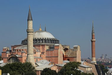 Ayasofya'nın dış İstanbul ' da bulunan yakınlardaki binaların çatılarının üzerinden vurdu. Bizans İmparatoru Jüstinyen tarafından 537 inşa edilmiştir ben