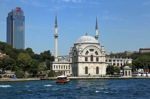Dolmabahce Mosque from the Bosphorus — Stock Photo, Image