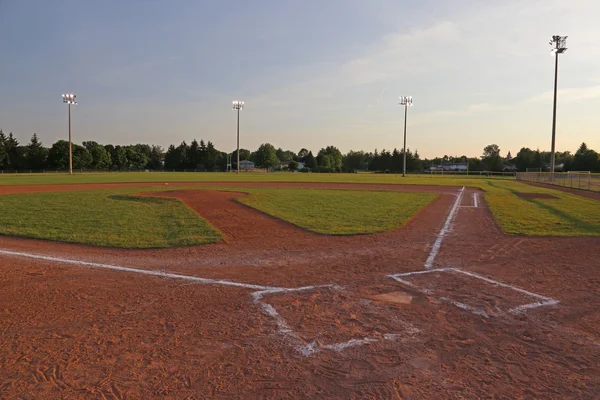 Dziedzinie baseballu o zachodzie słońca — Zdjęcie stockowe