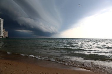 Şehir plajında uğursuz bir fırtına yaklaşıyor..