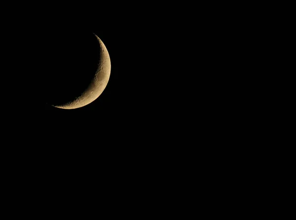 三日月が夜空に向かって撃たれた ストック画像