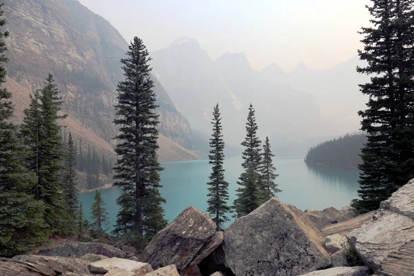 カナダのアルバータ州バンフ国立公園の象徴的なモレーン湖 2021年夏の間に撮影された野火による煙の結果 かすんでいました — ストック写真