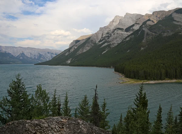 Lago Minnewanka al anochecer — Foto de Stock