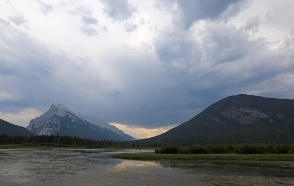 Rundle svavel och moln — Stockfoto