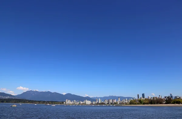 Céu azul sobre Vancouver Skyline — Fotografia de Stock