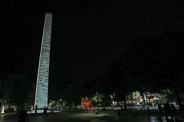 Obelisco amurallado en la oscuridad — Foto de Stock