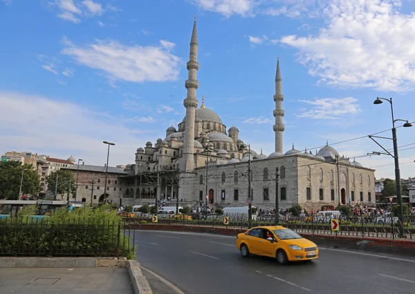 Yeni Camii ve bir taksi — Stok fotoğraf