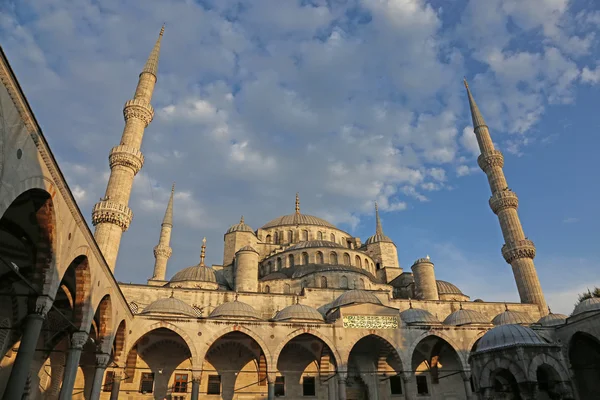 Sultanahmet Camii ve mavi gökyüzü — Stok fotoğraf