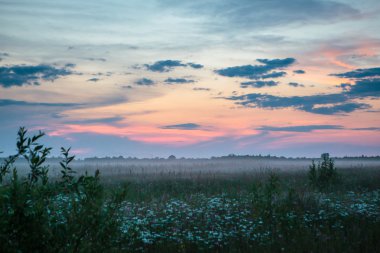 Güzel bulutlar ve gökyüzü gün batımı renklere