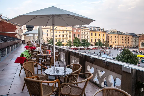 Café en plein air au-dessus de Sukiennice à Cracovie Pologne — Photo