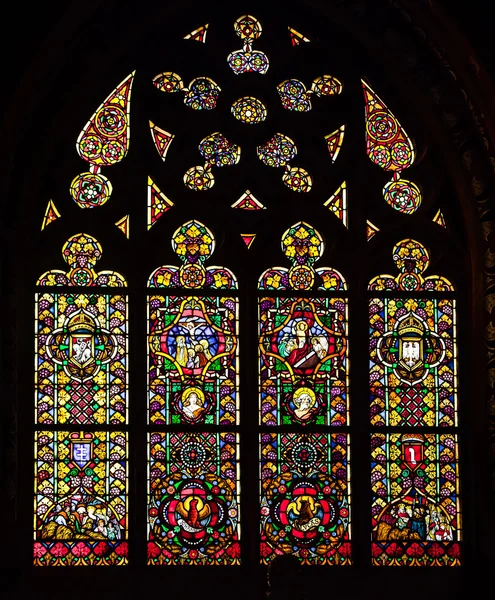 Ventana de cristal en la antigua catedral católica — Foto de Stock