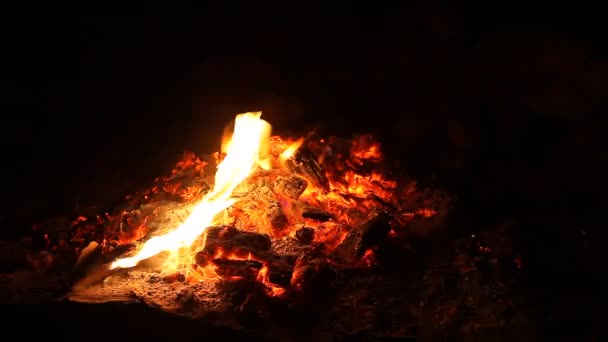 Embers y cenizas de gran fuego — Vídeo de stock