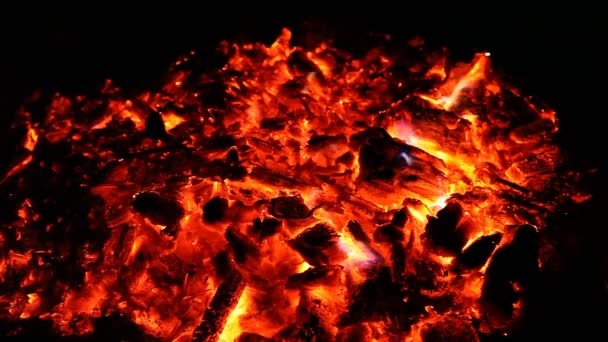Embers y cenizas de gran fuego — Vídeo de stock