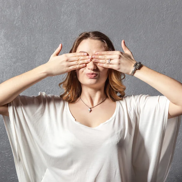 Girl in see no evil pose — Stock Photo, Image