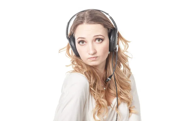 Mujer en centro de llamadas con auriculares telefónicos —  Fotos de Stock