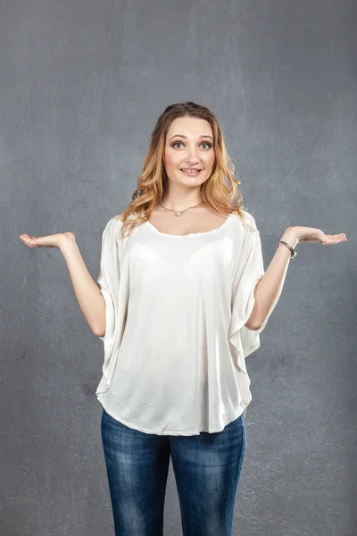 Young woman looking surprised — Stock Photo, Image