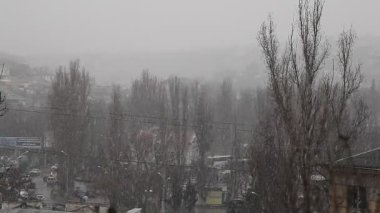 Şehri üzerinde kasvetli gün kar yağışı