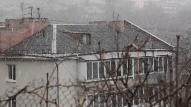 Şehri üzerinde kasvetli gün kar yağışı