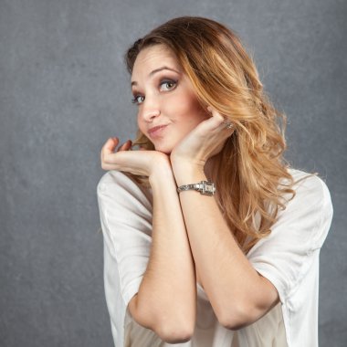 Genç kadın stüdyoda surat