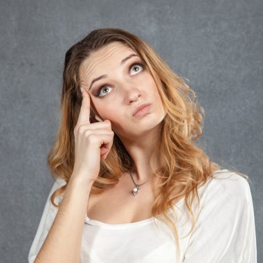 Onun Tapınağı'nda parmak ile şaşkın kadın