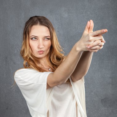 Genç kadın nokta ve elleriyle ateş yapma 