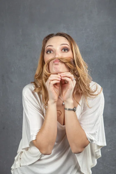 Mädchen spielt mit langen Haaren — Stockfoto