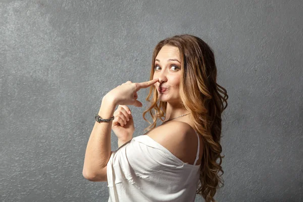 Genç kadının burnunu parmağınızla işaret