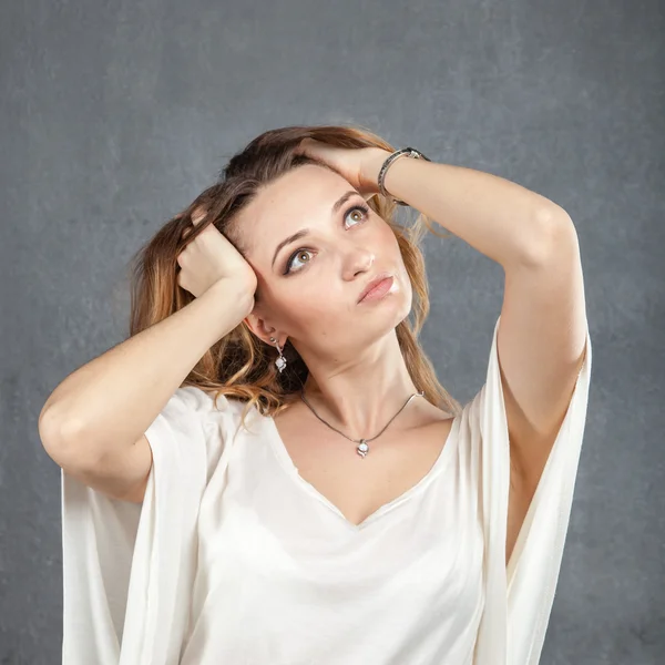 Casual young woman plaing with hair — Stock Photo, Image