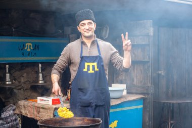 Lviv, Ukrayna - 22 Şubat 2015: Kırım Tatar sokak gıda iş kurmak içinde Lviv Rus işgalinden kaçmak zorunda sonra ulusal. Bir yıl sonra Rusya tarafından Kırım ilhak