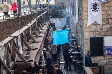 LVIV, UKRAINE - 22 Şubat 2015: Kırım Tatar bayrağı altında Kırım sokak yemekleri, Rusya 'nın Kırım' ı ele geçirmesinden sonra Tatar göçmen tarafından açıldı