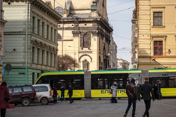 Lwów, Ukraina - 22 lutego 2015 unikalna architektura Lwowa z nowoczesnym tramwajem — Zdjęcie stockowe