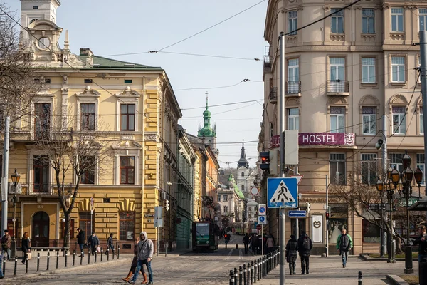 Lviv, Ukraina - 22 februari 2015 Lviv unik arkitektur med hostel skylt — Stockfoto