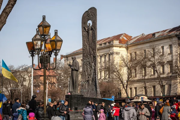2015 年 2 月 22 日在乌克兰的利沃夫，舍甫琴科纪念碑市中心利沃夫 — 图库照片