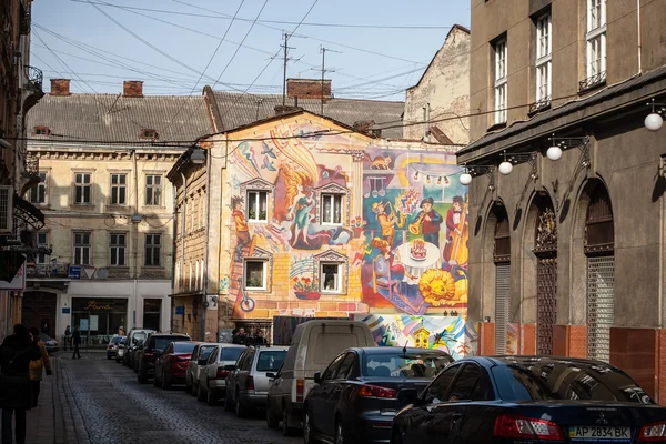 Lwów, Ukraina - 22 lutego 2015 wąskiej ulicy Lwowa z graffiti — Zdjęcie stockowe