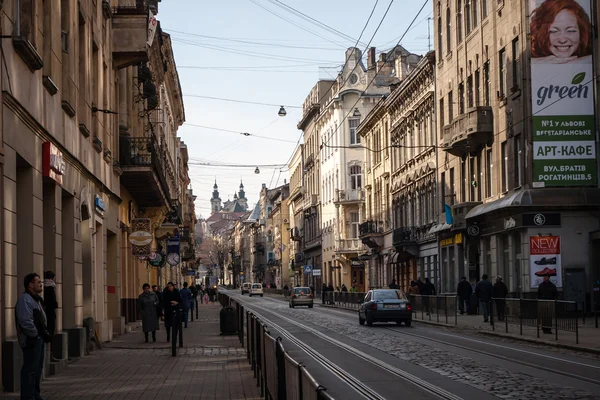 Lwów, Ukraina - 22 lutego 2015 wąskiej uliczce we Lwowie — Zdjęcie stockowe