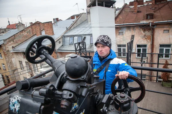 LVIV, UCRANIA - 23 de febrero de 2015 Kryiivka techo del pub con el pico del fotógrafo —  Fotos de Stock