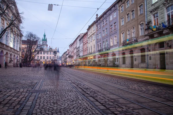 LVIV, UKRAINE - 23 février 2015 Train de transport public au centre-ville de Lviv — Photo