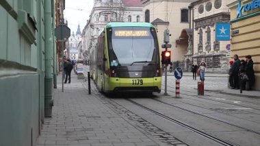 Lviv, Ukrayna - 28 Şubat 2015 meşgul sokak Merkezi Lviv sürme tramvay ile