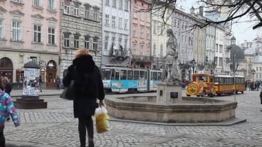 Lviv, Ukrayna - 28 Şubat 2015 Lviv orta kare yürüyüş yayalar ve at binme tramvay ile meşgul