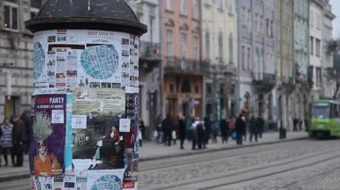 Lviv, Ukrayna - 28 Şubat 2015 Lviv orta kare yürüyüş yayalar ve at binme tramvay ile meşgul