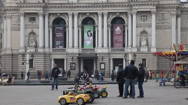 Lviv, Ukraina - 28 februari 2015 Outdoor barn underhållning framför Lviv opera — Stockvideo