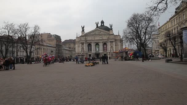 Lviv, Oekraïne - 28 februari 2015 Outdoor Kinderanimatie voor Lviv opera — Stockvideo