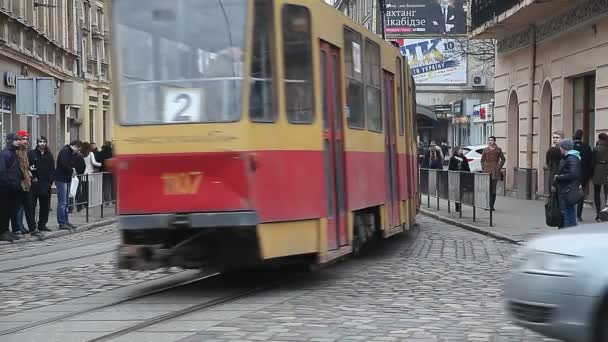 Lwów, Ukraina - 28 lutego 2015 zajęty ulicy w centrum Lwowa z tramwajem jazda — Wideo stockowe