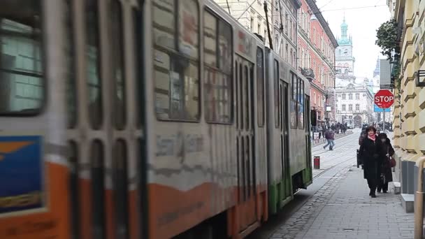 Lviv, Ukraine - 28. Februar 2015 belebte Straße im Zentrum lviv mit Straßenbahn fahren — Stockvideo