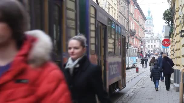 Lviv, Oekraïne - drukke 28 februari 2015 straat in centrum Lviv met tram rijden — Stockvideo