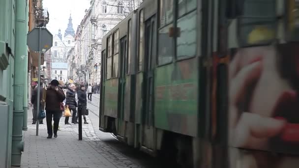 Львов, Украина - 28 февраля 2015 года оживленная улица в центре Львова с трамвайной ездой — стоковое видео