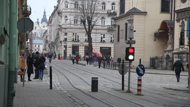 Lwów, Ukraina - 28 lutego 2015 zajęty ulicy w centrum Lwowa z tramwajem jazda — Wideo stockowe