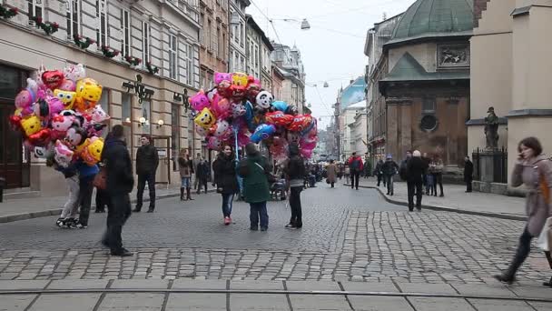 Lviv, Oekraïne - 28 februari 2015 drukke straat in het centrum Lviv met verkopers van baloons — Stockvideo