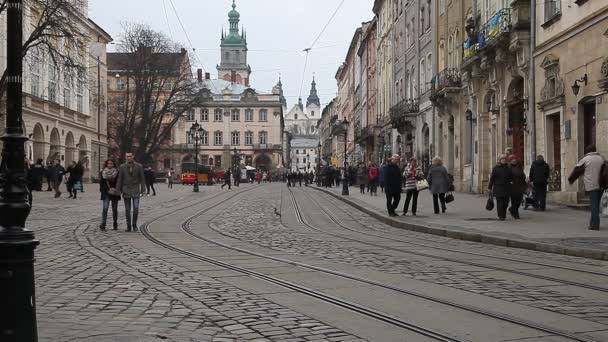 Lviv, Ukraina - upptagen 28 februari 2015 gata i centrum Lviv med spårvagn ridning — Stockvideo