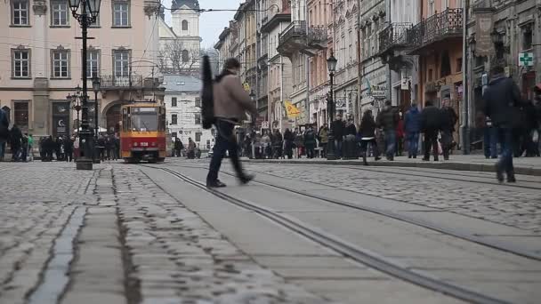 Lviv, Oekraïne - 28 februari 2015 Lviv centrale plein bezig met voetgangers lopen en tram rijden — Stockvideo